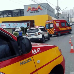 Motociclista fica ferida após colisão com carro no Centro de Mafra