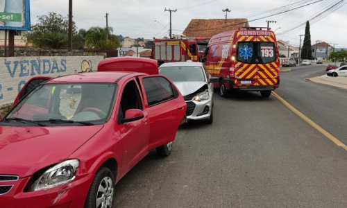 Acidente com três carros deixa motorista ferido no Centro de Mafra