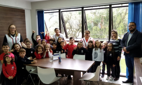 Alunos do Colégio Excelência visitam redação e estúdios do Riomafra Mix