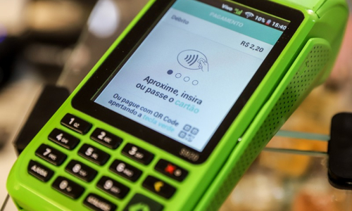 Procon-PR alerta consumidores para o golpe do cartão trocado