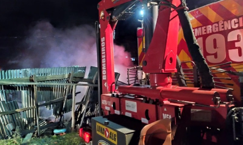 Casa de madeira é destruída por incêndio em Mafra