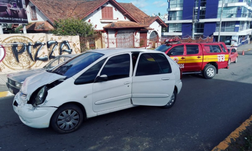 Motorista tem convulsão ao volante e colide com veículo estacionado em Mafra
