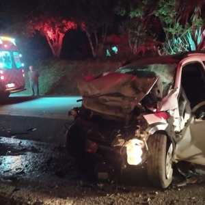 Homem morre em acidente entre carro e caminhão na BR-280, em Mafra