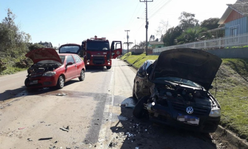Colisão frontal deixa dois feridos na SC-477, em Itaiópolis
