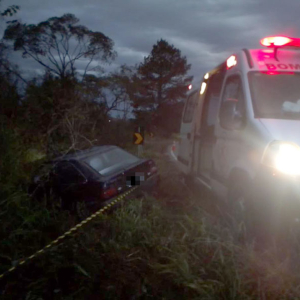 Carro sai da pista e motorista não é encontrado no local do acidente, em Itaiópolis