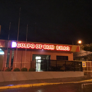 Em Rio Negro, Corpo de Bombeiros distribui lonas para afetados pelo temporal