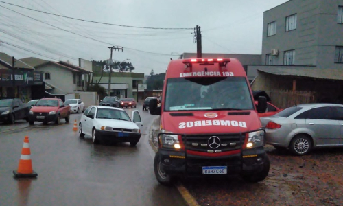 Garupa de moto fica ferido após colisão com carro na Vila Nova