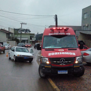 Garupa de moto fica ferido após colisão com carro na Vila Nova