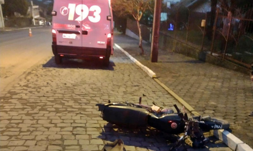 Colisão frontal entre moto e caminhão deixa homem ferido em Itaiópolis