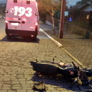 Colisão frontal entre moto e caminhão deixa homem ferido em Itaiópolis