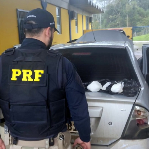 Homem é preso em Mafra após ser flagrado com crack e cocaína em veículo