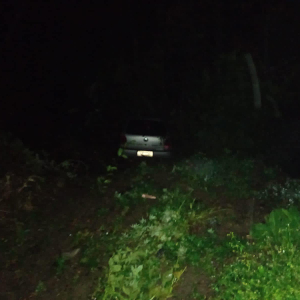 Carro sai da pista, desce ribanceira e cai em córrego em Itaiópolis