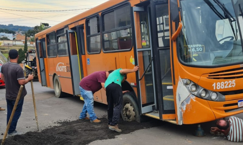 Cratera no asfalto "engole" roda de ônibus no Centro de Mafra