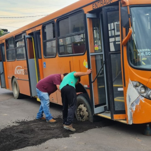 Cratera no asfalto "engole" roda de ônibus no Centro de Mafra