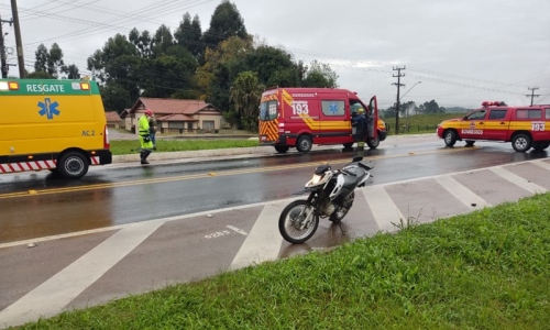 Colisão entre carro e moto deixa mulher de 27 anos ferida em Mafra