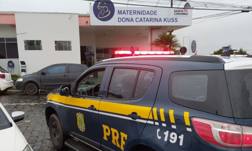 PRF realiza escolta para gestante em trabalho de parto na BR-116, em Mafra