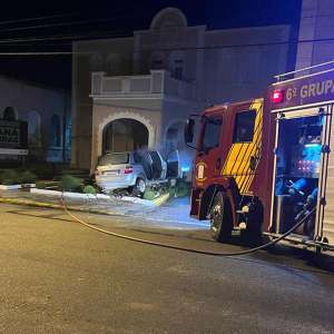 Embriagado, motorista invade canteiro do hospital e carro pega fogo em Rio Negro