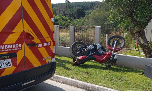 Colisão entre carro e moto deixa homem ferido no Centro de Itaiópolis