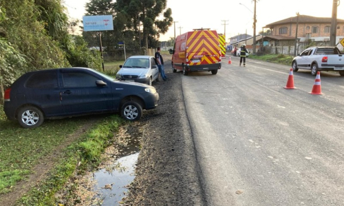 Colisão entre carros deixa motorista ferida na SC-114, em Itaiópolis