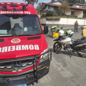 Jovem fica ferida em colisão entre moto e carro no Alto de Mafra