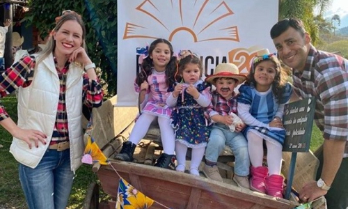 Casal de Mafra celebra chegada de quatro filhos adotivos