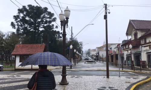 Semana começa com céu encoberto e chuva na região