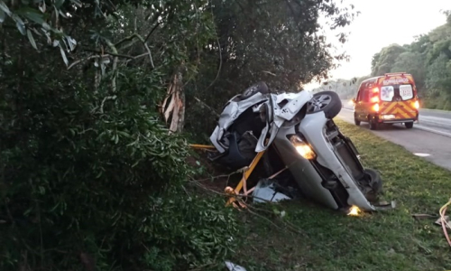 Veículo capota e deixa dois feridos na BR-280, em Mafra