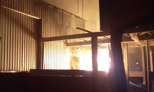 Bombeiros combatem incêndio em empresa no Faxinal