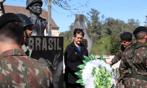 Sargento Max Wolff Filho recebe homenagem do 5º RCC, em Rio Negro