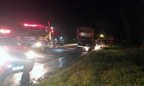 Carreta carregada com soja pega fogo na BR-116, em Mafra