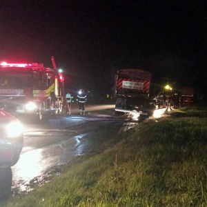 Carreta carregada com soja pega fogo na BR-116, em Mafra