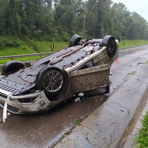 Bebê de dois anos fica ferido após veículo capotar na BR-116, em Itaiópolis