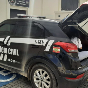 Polícia Civil prende mulher de 20 anos suspeita de roubo em Itaiópolis