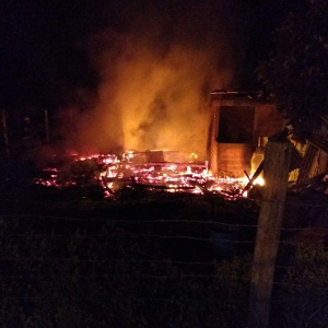 Casa é totalmente destruída por incêndio no interior de Itaiópolis
