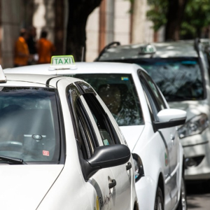 Auxílio Taxista começa a ser pago com parcela dobrada