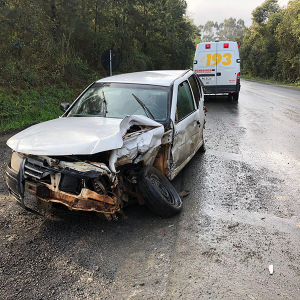 Gol bate em carro forte e mulher fica ferida em Itaiópolis
