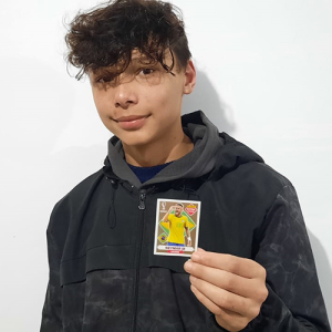 Garoto de Rio Negro encontra figurinha rara de Neymar do álbum da Copa do Mundo