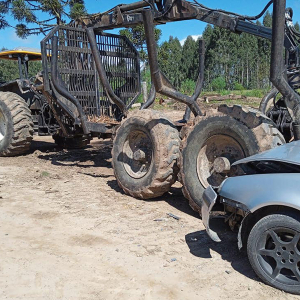 Carro colide com carreta agrícola no interior de Itaiópolis