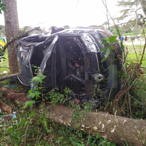 Carro capota após colisão e deixa uma pessoa gravemente ferida na BR-116, em Mafra
