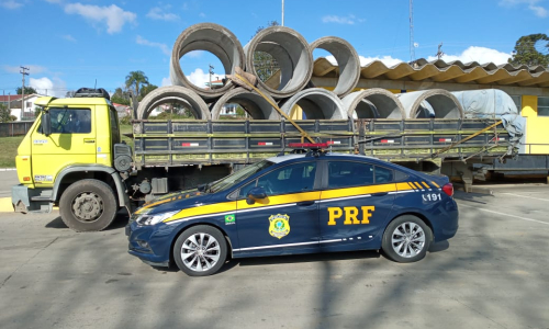 PRF flagra caminhão com irregularidades na BR-116, em Mafra