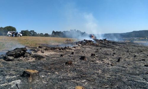 Bombeiros combatem incêndio em área florestal no Km 9