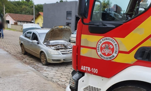 Motorista apaga fogo em veículo com extintores no Passo