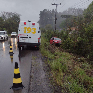 Carro de Rio Negro sai da pista e motorista fica ferido em Itaiópolis