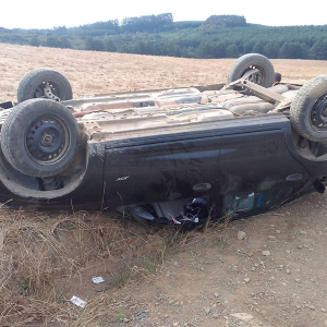 Motorista é hospitalizado após carro sair da pista e capotar no interior de Mafra