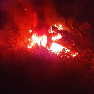 Carro sai da pista, bate em poste, capota e pega fogo em Mafra