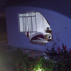Carro sai da pista, capota e atinge casa em Itaiópolis