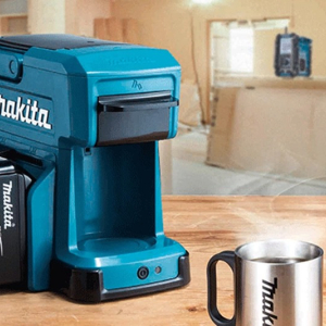 Conheça as vantagens da cafeteira à bateria da Makita