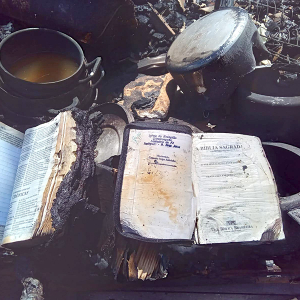 Bíblias ficam intactas após incêndio destruir casa em Itaiópolis