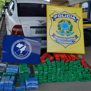 Forte cheiro de maconha em veículo leva PRF a apreender 140 quilos de drogas em Mafra