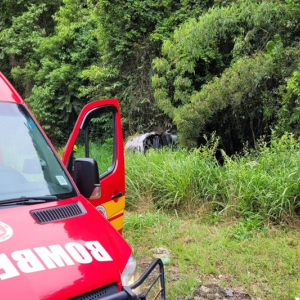 Motorista sai de pista e capota veículo na BR-280, em Bela Vista do Sul